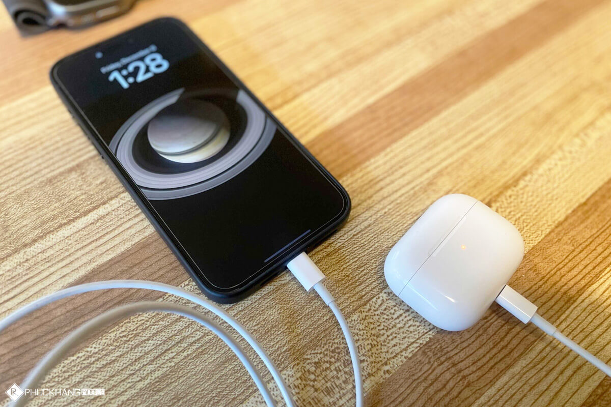 5 cách giúp hồi sinh iPhone cũ cực kỳ thông minh - Hình 2 Biến iPhone cũ thành sạc dự phòng USB-C