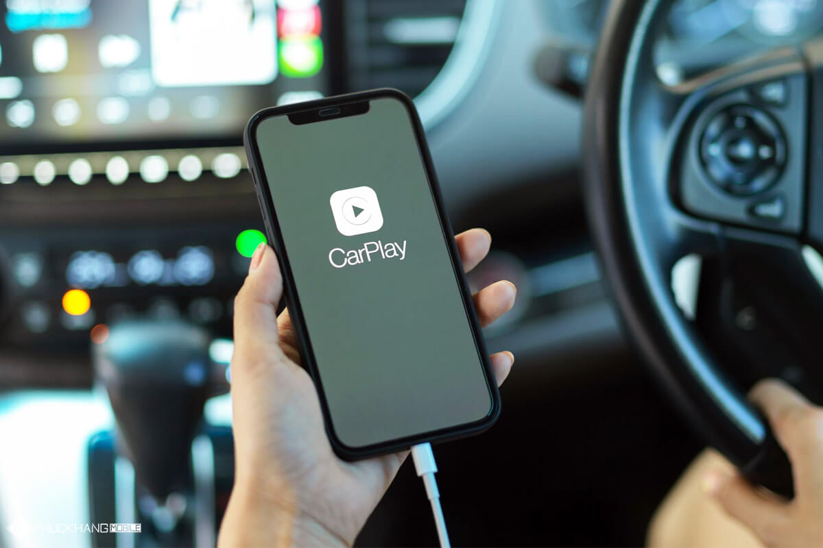 Apple CarPlay là gì? Có đáng dùng khi lái xe mỗi ngày? - Hình 4 Kết nối iPhone với ô tô