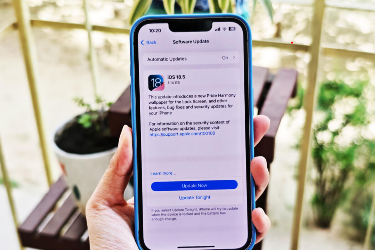 iOS 18.5 chính thức ra mắt với hình nền mới, hỗ trợ vệ tinh cho iPhone 13 và hơn thế nữa - Hình 1 iOS 18.5 - Hình 1