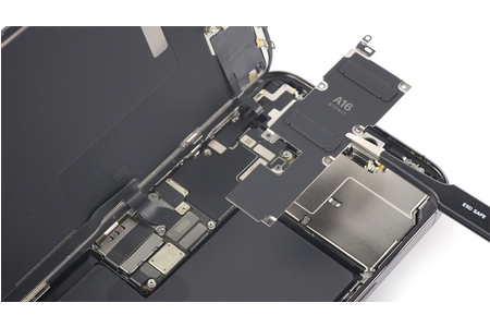 Bất ngờ trước 'linh kiện' được Apple sử dụng để thay thế cho khe SIM trên iPhone 14 Series