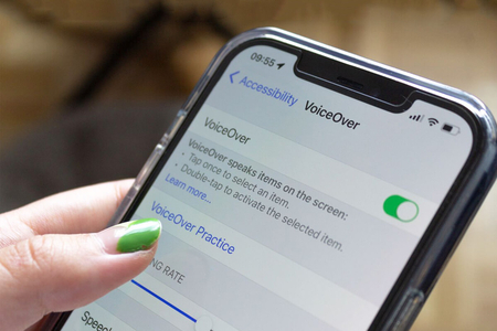 Cách tắt tính năng Voice Over trên iPhone, chắn chắn bạn sẽ cần đến đấy