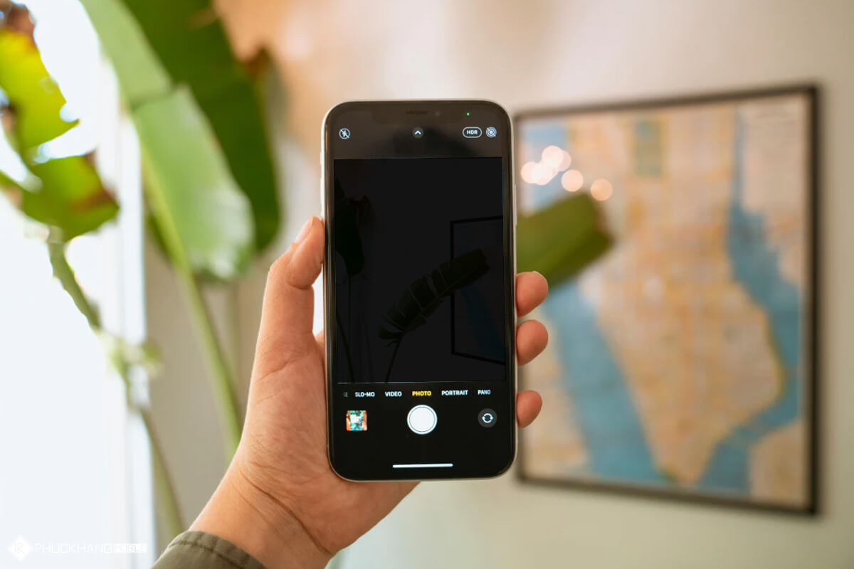 Camera iPhone 12 bị đen