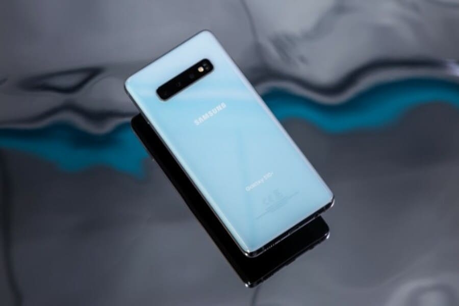 Galaxy S10 có thể sạc không dây ngược cho các thiết bị khác qua chuẩn Qi. Galaxy S10 có thể sạc không dây ngược cho các thiết bị khác qua chuẩn Qi.