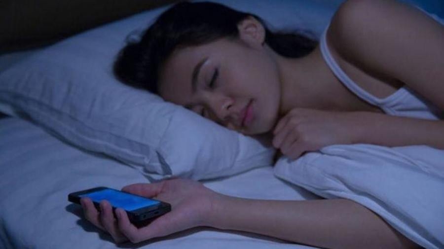 Có nên để điện thoại cạnh người khi ngủ? - Hình 5