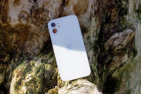 iPhone 12 cũ có còn đáng mua trong năm 2025