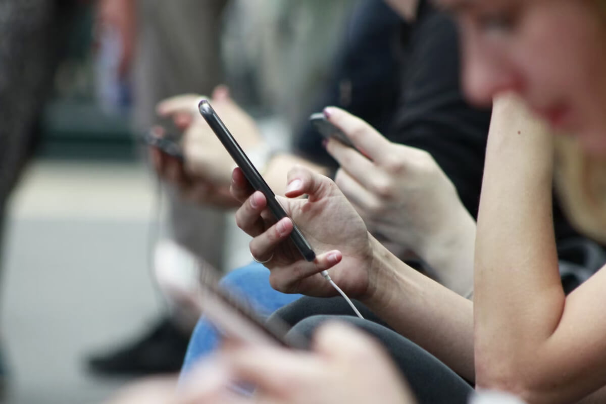 Tắt điện thoại thường xuyên: Bí quyết giúp bảo vệ thiết bị và sức khỏe của bạn - Hình 2 Tắt điện thoại thường xuyên - Hình 2