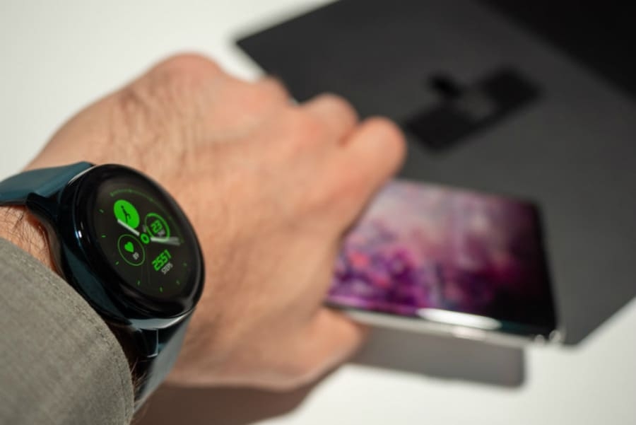 Bề ngoài Galaxy Watch Active dày hơn Gear S (13mm so với 11,6 mm)