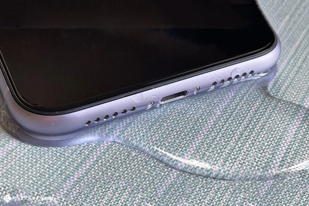 Cách đẩy nước ra khỏi loa iPhone khi bị rè vì dính nước