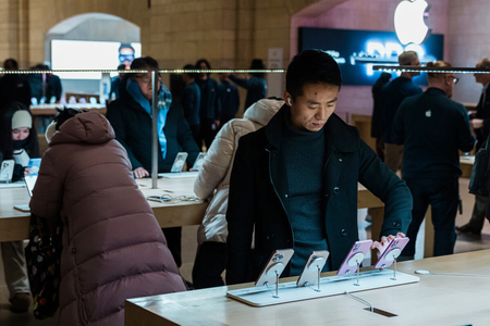 Chiến tranh thương mại sẽ khiến giá iPhone và MacBook tăng lên bao nhiêu?