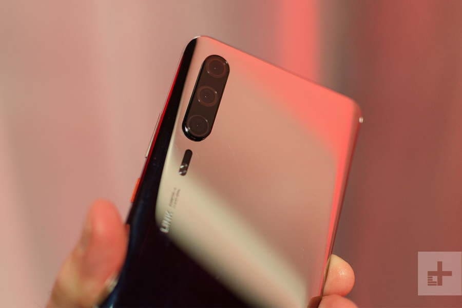 P30 Pro chỉ có cụm 3 camera chứ không có 4 camera như tin đồn
