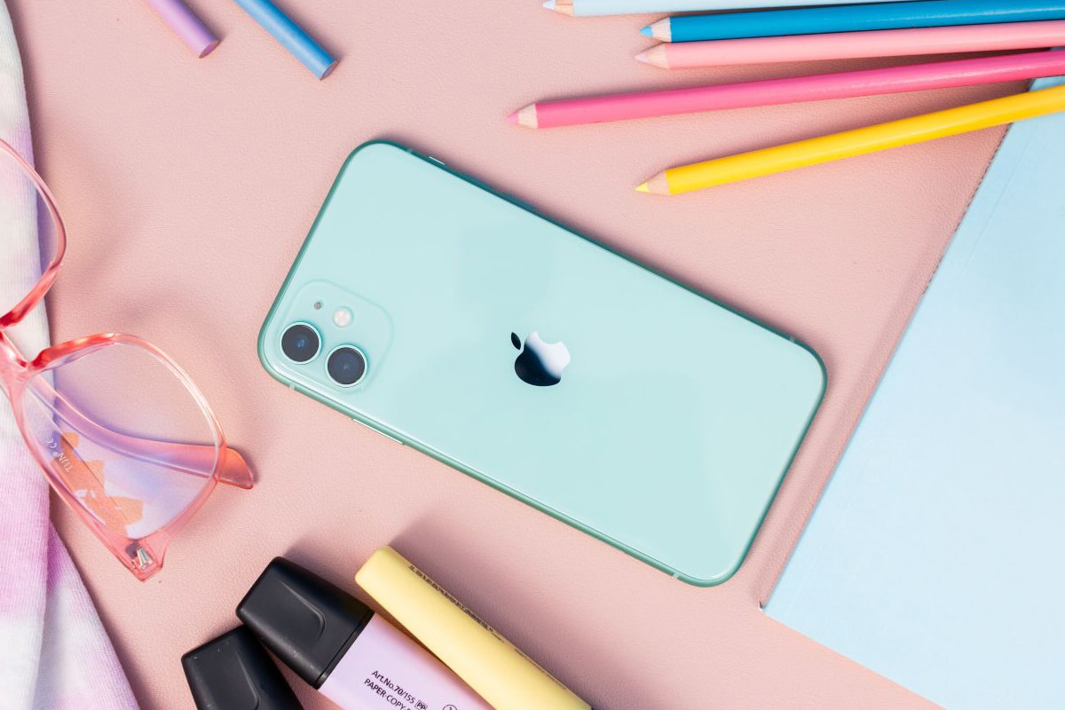 Cập nhật iOS 26 trên iPhone 11 với giao diện Liquid Glass nhưng thiếu nhiều tính năng AI