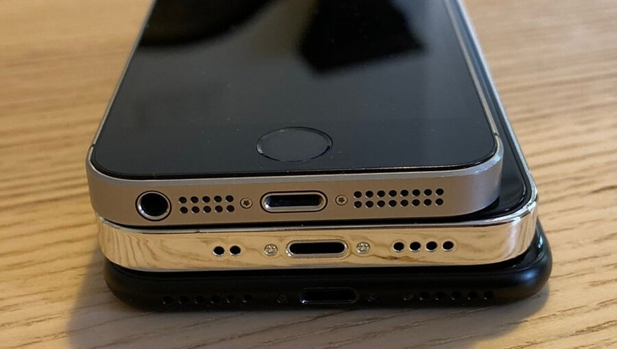 iPhone 12 5.4 inch bỗng dưng "lộ diện" ngoài đời thực - Hình 1
