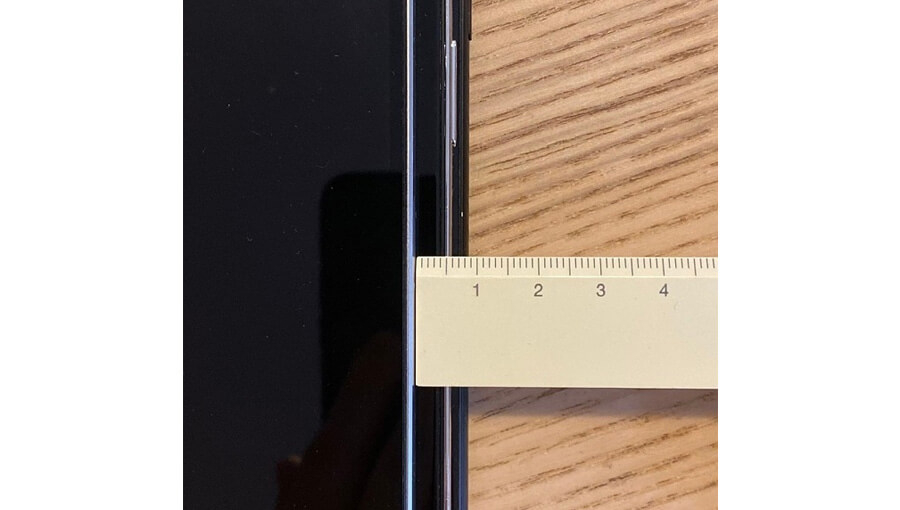 iPhone 12 5.4 inch bỗng dưng "lộ diện" ngoài đời thực - Hình 2