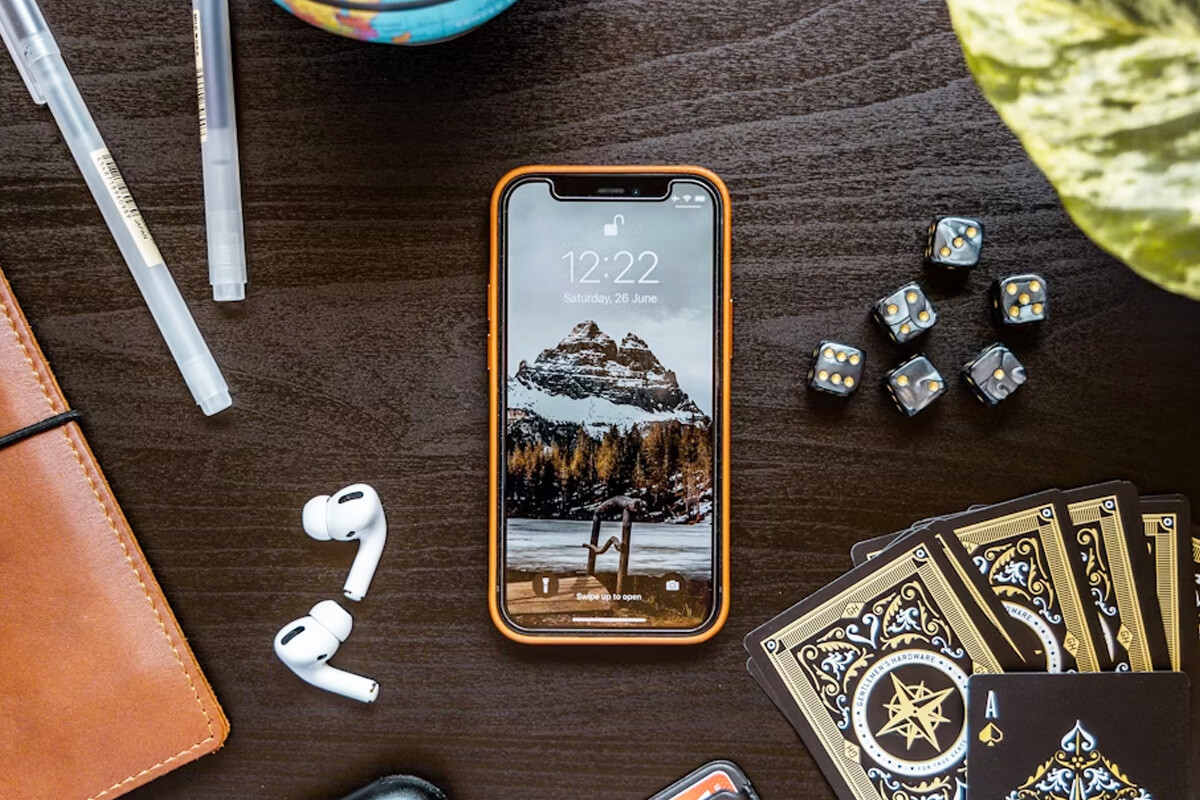 iPhone 12 Mini và iPhone Xs Max: Dưới 5 triệu nên mua iPhone nào khi chênh nhau 100K? - Hình 1 iPhone 12 Mini cũ