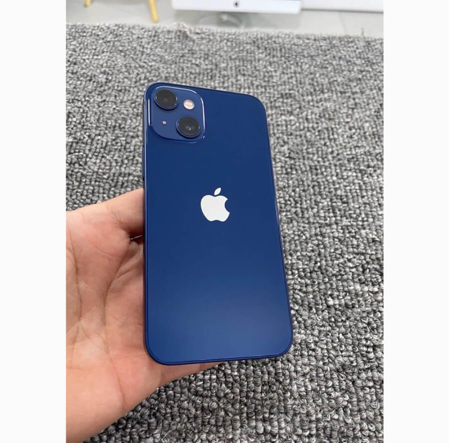 iPhone 13 màu Xanh Navy bất ngờ lộ diện ngoài đời thực với cụm camera thiết kế mới