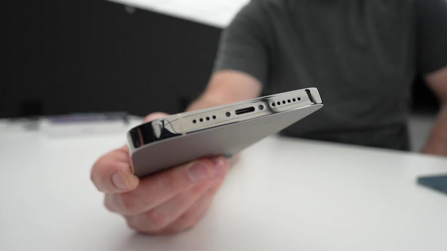 iPhone 13 Pro Max lộ diện ngoài đời thực: Giống iPhone 12 Pro Max, tai thỏ nhỏ hơn, camera lớn hơn - Hình 5 iPhone 13 Pro Max lộ diện ngoài đời thực: Giống iPhone 12 Pro Max, tai thỏ nhỏ hơn, camera lớn hơn - Hình 5