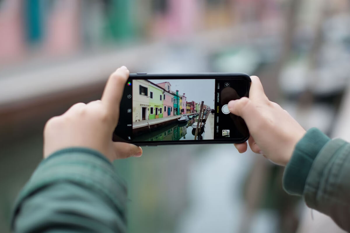 Những mẫu iPhone cho nữ có thiết kế gọn nhẹ, chụp hình đẹp, đáng mua năm 2024 - Hình 2 iPhone cho nữ - Hình 2