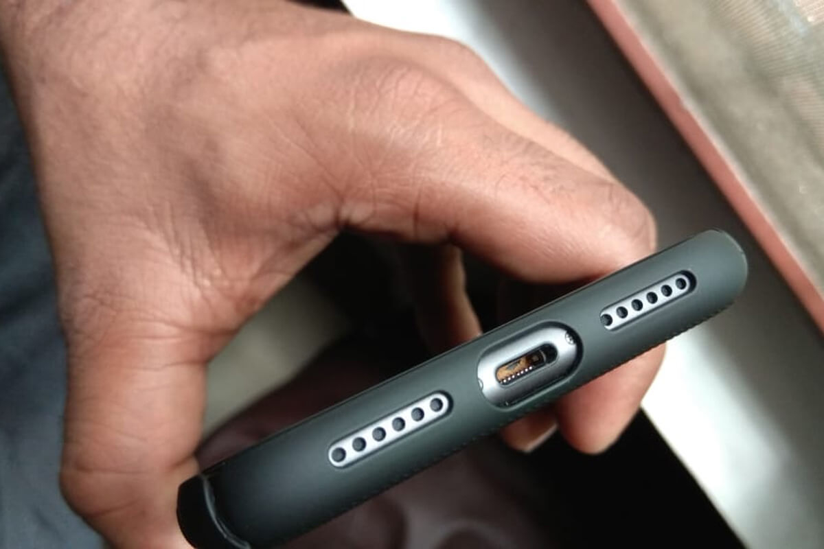 iPhone đang sạc bị dừng - Nguyên nhân và cách khắc phục tại nhà nhanh chóng - Hình 2 iPhone đang sạc bị dừng - Hình 2