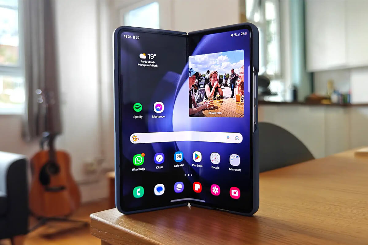 iPhone màn hình gập - Hình 1