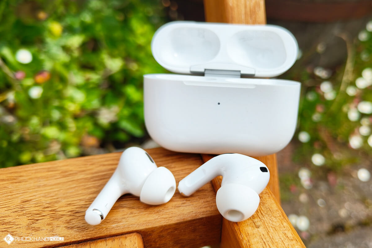 Kết nối AirPods Pro 3 bằng vỏ hộp