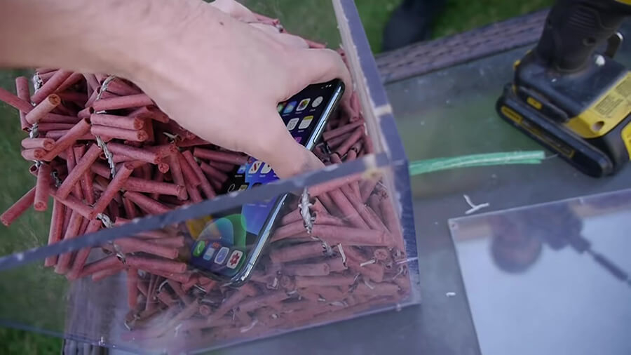 Kết quả khi "nhốt" iPhone 11 Pro cùng với hàng trăm quả pháo phát nổ - Hình 1 Kết quả khi "nhốt" iPhone 11 Pro cùng với hàng trăm quả pháo phát nổ - Hình 1