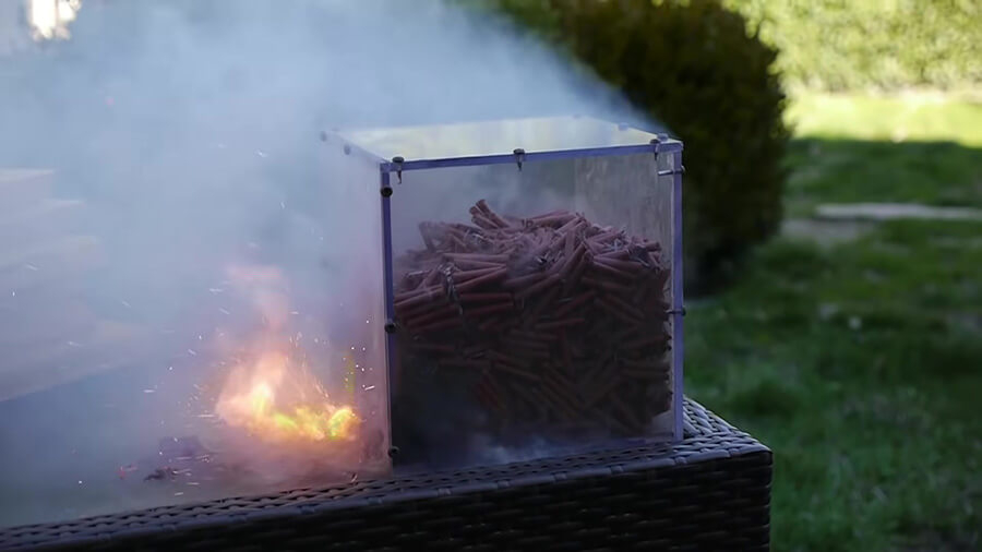 Kết quả khi "nhốt" iPhone 11 Pro cùng với hàng trăm quả pháo phát nổ - Hình 2 Kết quả khi "nhốt" iPhone 11 Pro cùng với hàng trăm quả pháo phát nổ - Hình 2