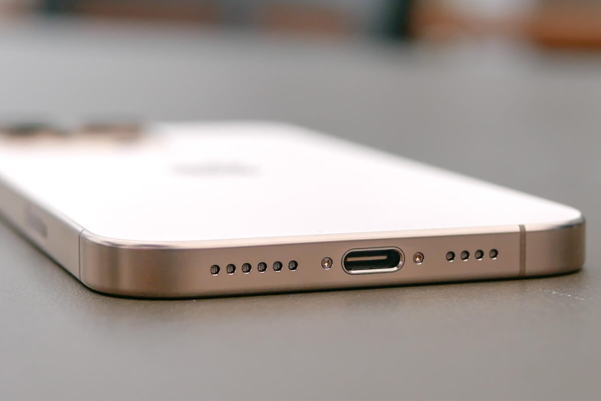 Làm sạch cổng sạc iPhone