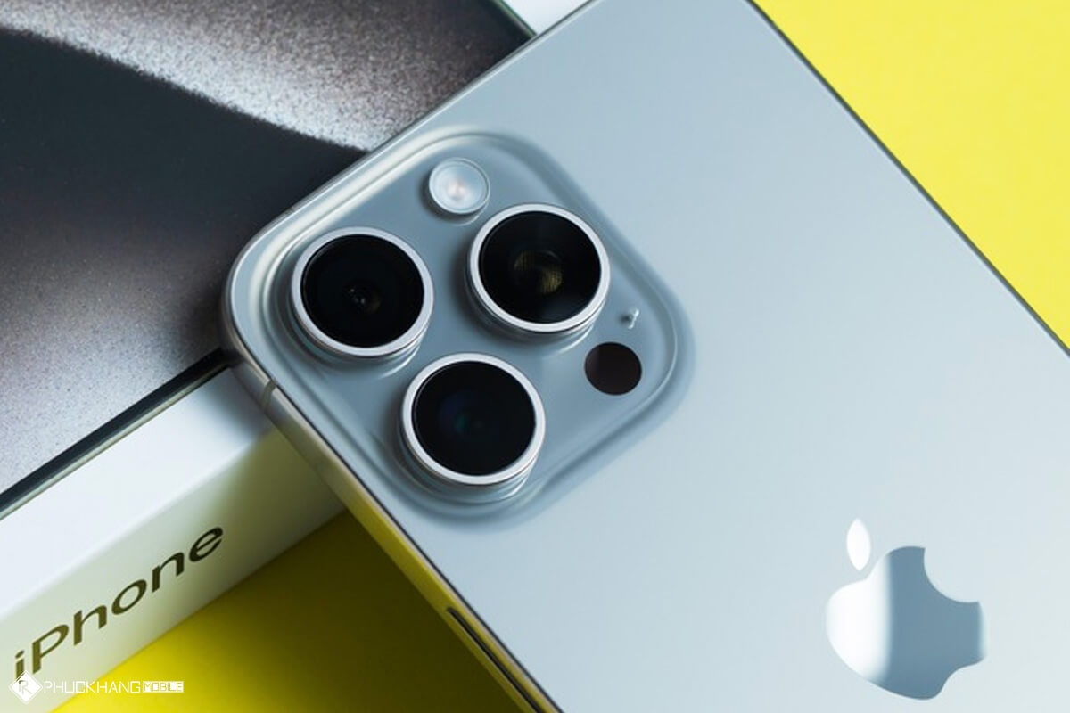 Lỗ nhỏ cạnh camera iPhone là gì? Có quan trọng? - Hình 2 Micro phía sau iPhone