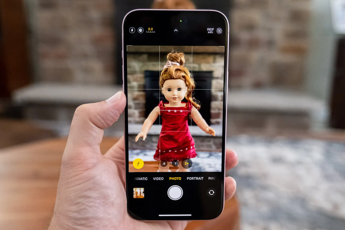 Lý do khiến iPhone 15 đáng mua hơn iPhone 16e mới ra mắt - Hình 1 camera iPhone 15 - Hình 1