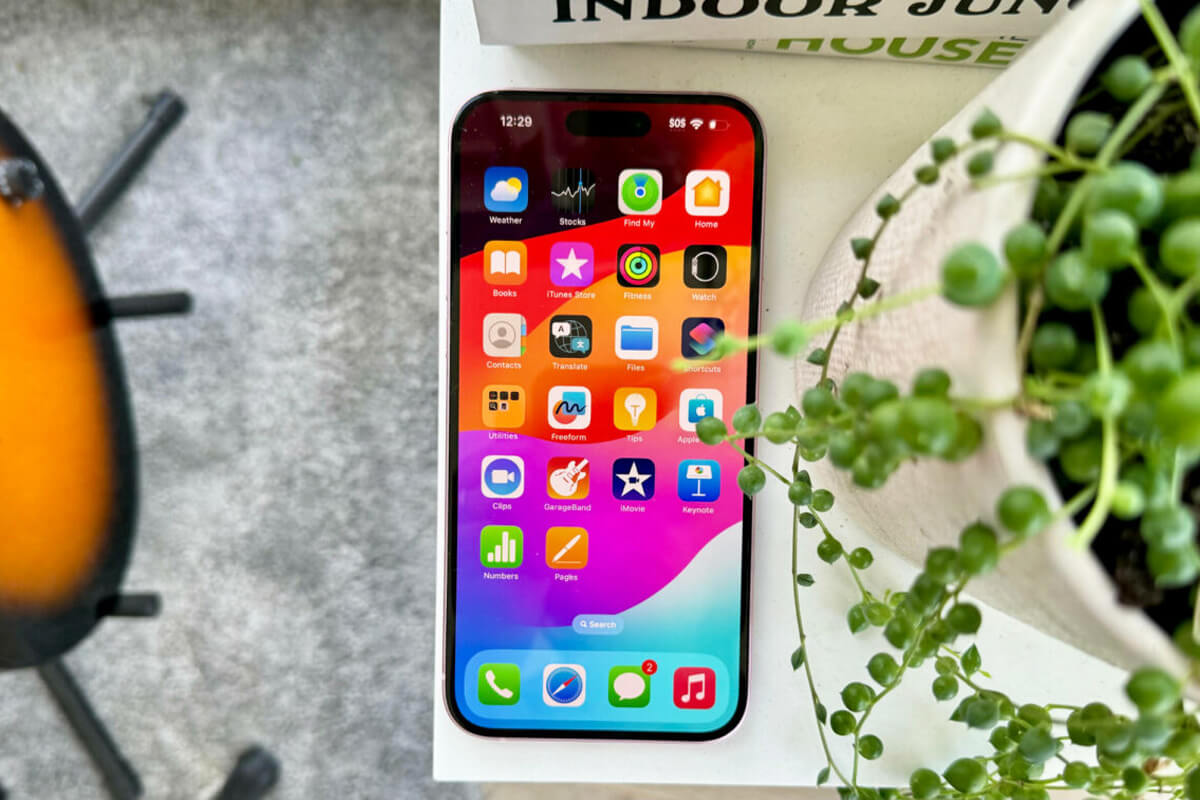 Lý do khiến iPhone 15 đáng mua hơn iPhone 16e mới ra mắt - Hình 4 Màn hình iPhone 15 - Hình 4