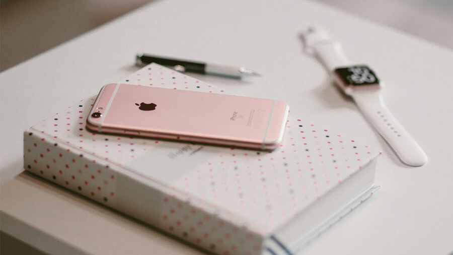 Mẫu iPhone này vẫn đang "cháy hàng" dù đã "lỗi thời" - Hình 1 Mẫu iPhone này vẫn đang "cháy hàng" dù đã "lỗi thời" - Hình 1