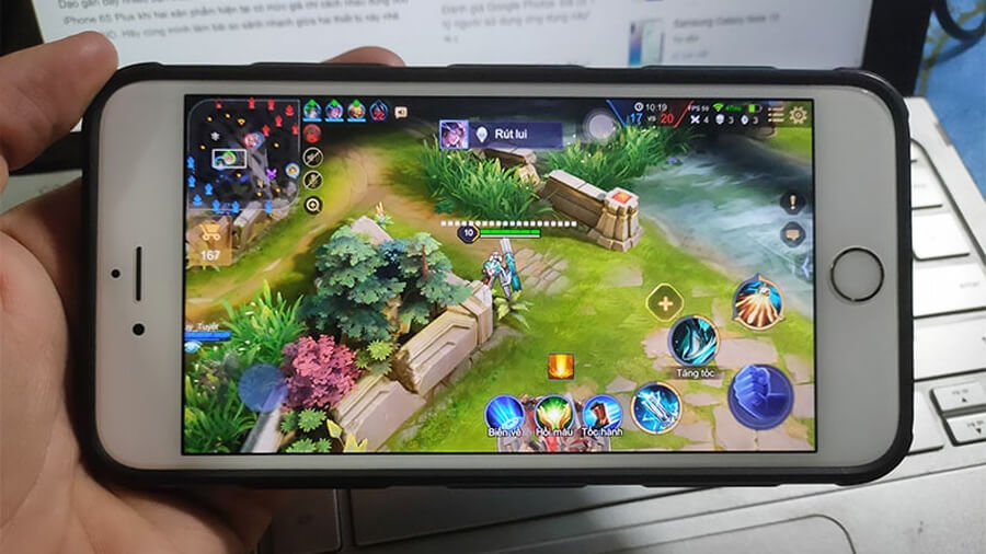 Mẫu iPhone này vẫn đang "cháy hàng" dù đã "lỗi thời" - Hình 3 Mẫu iPhone này vẫn đang "cháy hàng" dù đã "lỗi thời" - Hình 3