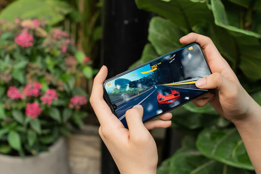 Thiết kế màn hình tràn viền cùng cảm biến quét vân tay dưới màn hình mang lại sự thời thượng, chất chơi cho game thủ