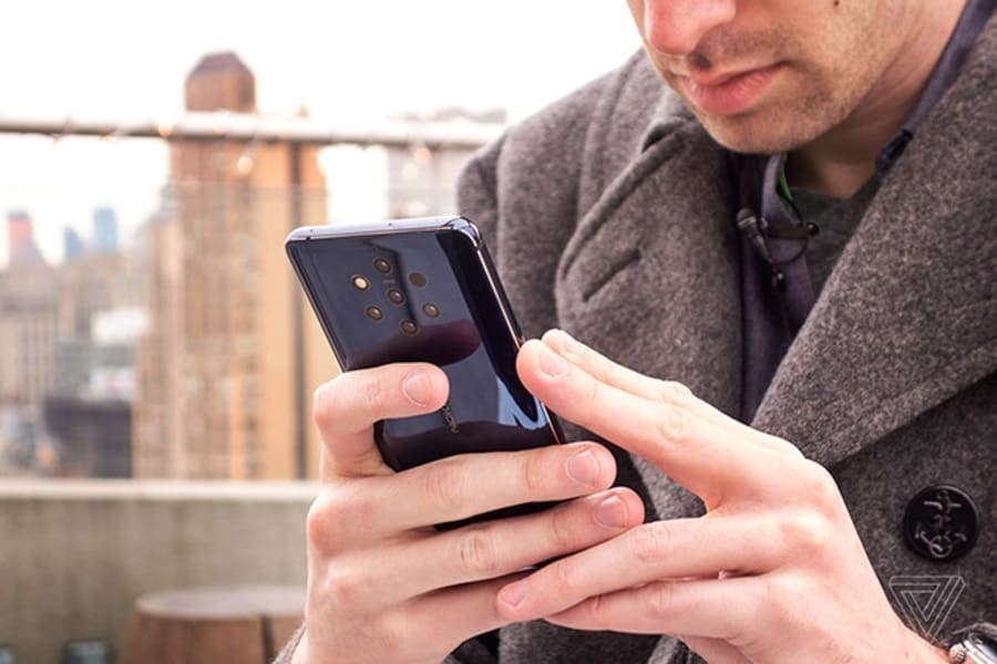 Nokia 9 PureView đi kèm đến 5 camera ở mặt sau.
