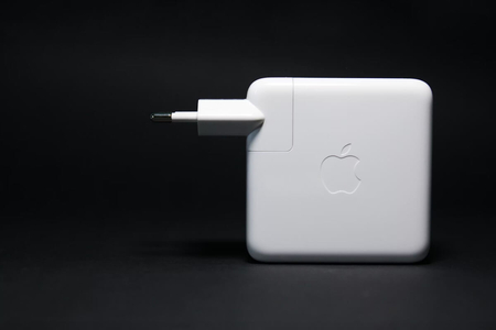Sạc iPhone bằng củ sạc MacBook có hại không? Câu trả lời bất ngờ từ Apple