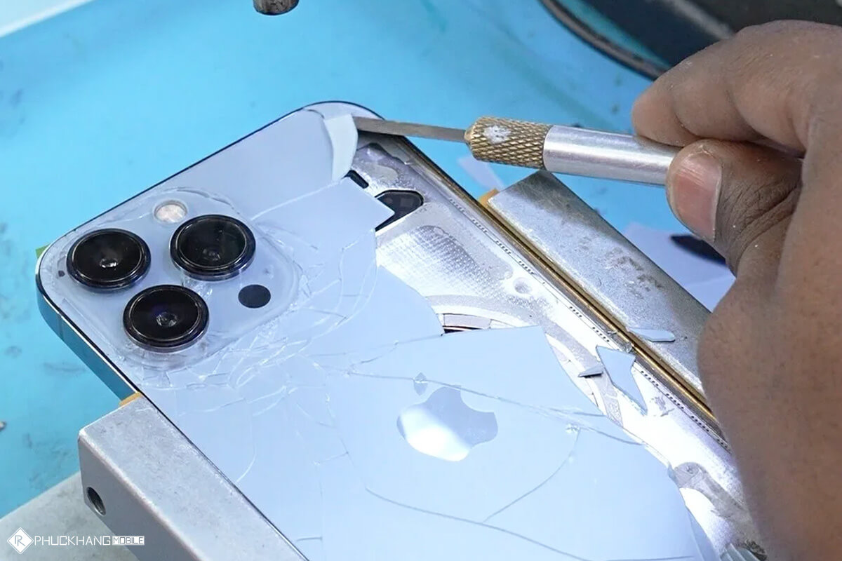 Thay kính lưng iPhone có mất chống nước không