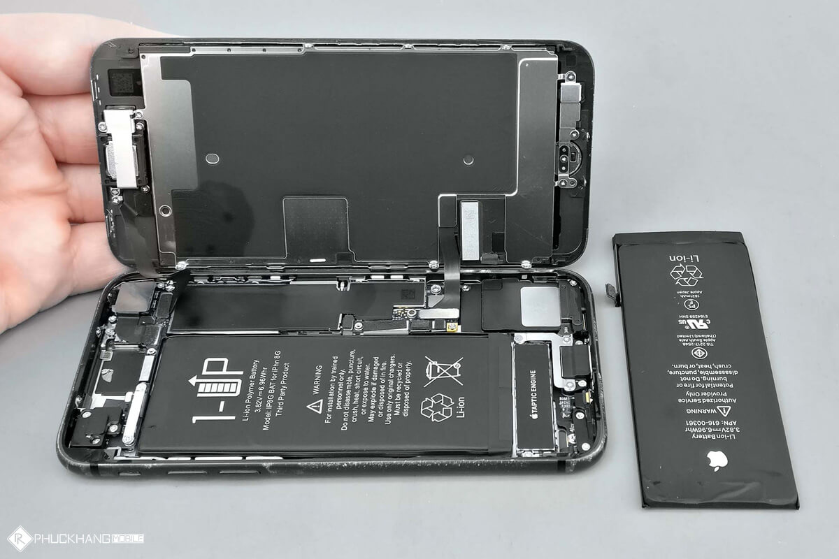 Pin iPhone 8 / 8 Plus dùng được bao lâu? Có nên thay pin mới không? - Hình 2 thay pin iPhone 8