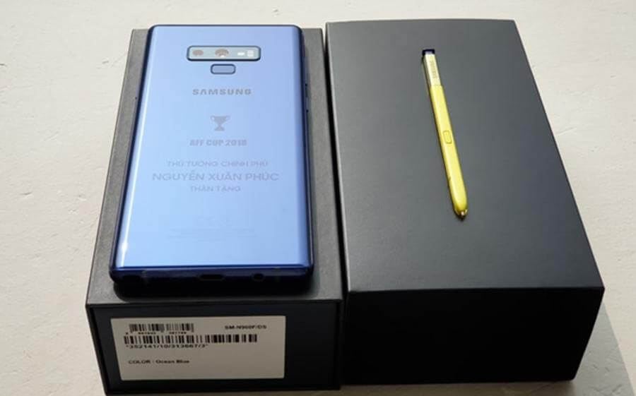 Samsung cho biết, món quà Thủ tướng Nguyễn Xuân Phúc tặng các cầu thủ là chiếc Galaxy Note 9 có khắc tên Thủ tướng.