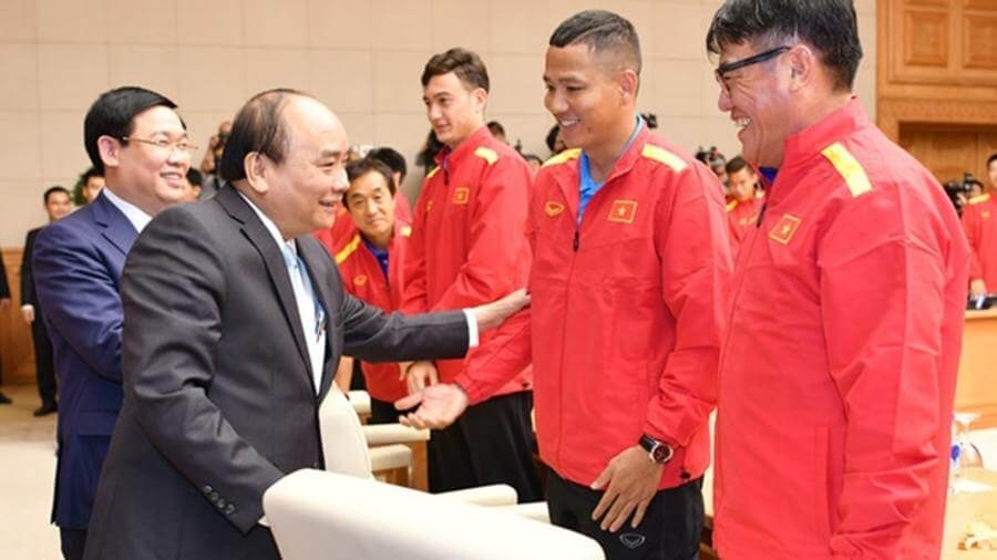 Thủ tướng chúc mừng các thành viên đội tuyển Việt Nam.