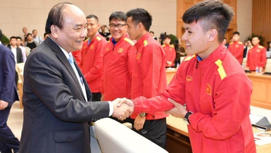 Thủ tướng bắt tay tiền vệ Quang Hải.