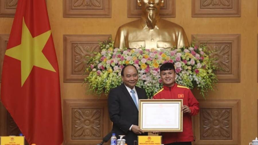 Tiền vệ Quang Hải nhận Huân chương Lao động hạng nhì.