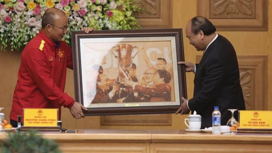 HLV Park Hang-seo nhận món quà lưu niệm từ Thủ tướng Nguyễn Xuân Phúc.