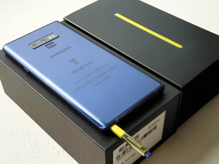 Cận cảnh chiếc Galaxy Note 9 có khắc tên Thủ tướng.