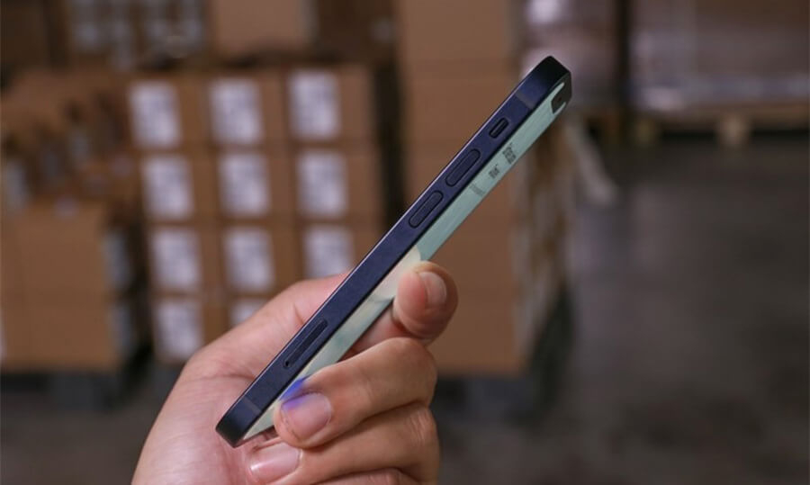 Trên tay và đánh giá nhanh iPhone 12 mini màu đen: Nhỏ nhắn, xinh xắn và cực đáng yêu - Hình 4 Trên tay và đánh giá nhanh iPhone 12 mini màu đen: Nhỏ nhắn, xinh xắn và cực đáng yêu - Hình 4