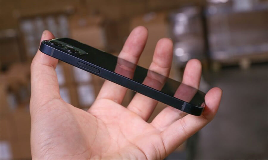 Trên tay và đánh giá nhanh iPhone 12 mini màu đen: Nhỏ nhắn, xinh xắn và cực đáng yêu - Hình 5 Trên tay và đánh giá nhanh iPhone 12 mini màu đen: Nhỏ nhắn, xinh xắn và cực đáng yêu - Hình 5