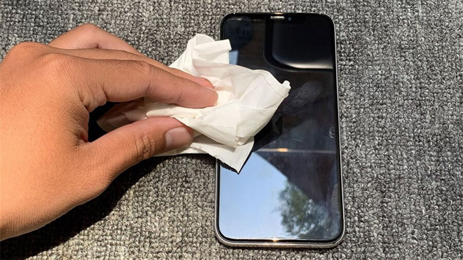 Tuyệt đối không lau màn hình smartphone bằng 9 thứ này - Hình 1