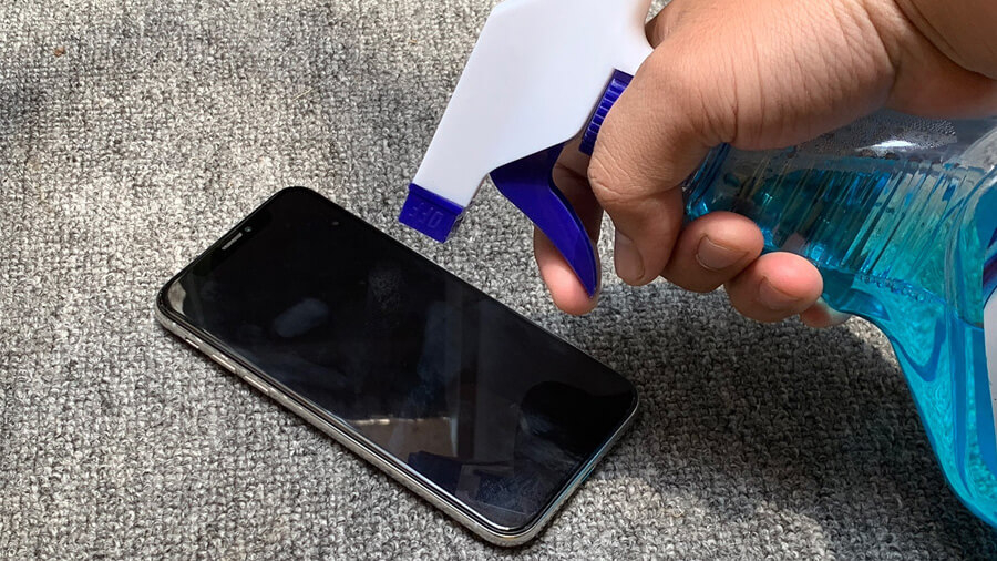 Tuyệt đối không lau màn hình smartphone bằng 9 thứ này - Hình 2