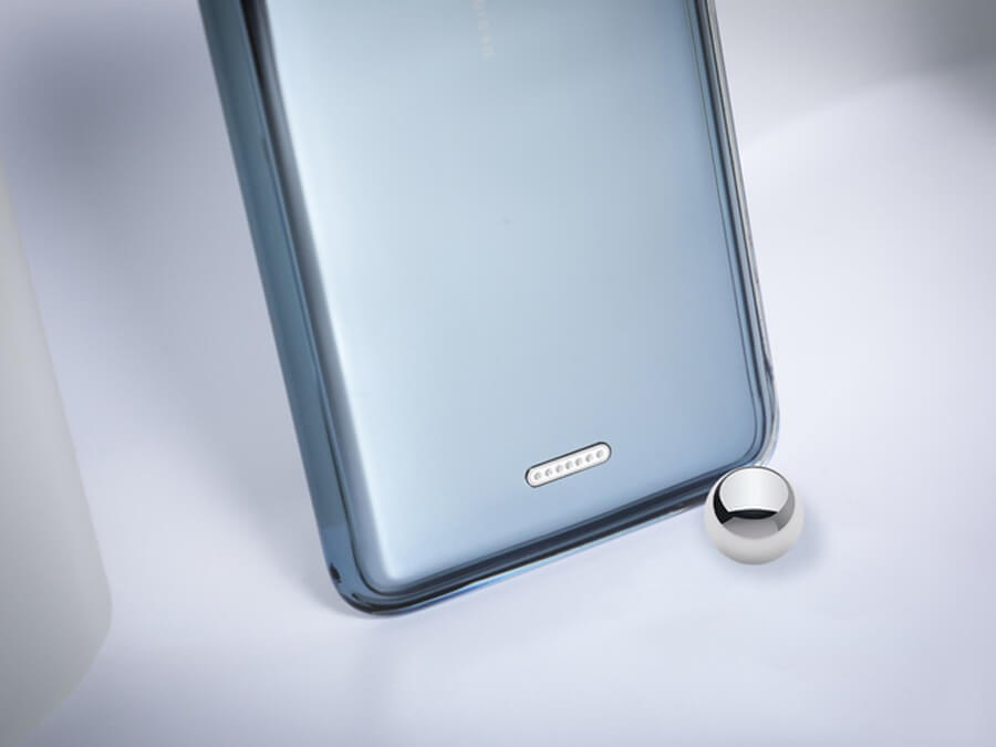 Apex 2019 sử dụng vào MagPort - một đầu nối từ tính ở phía sau để sạc và truyền dữ liệu.