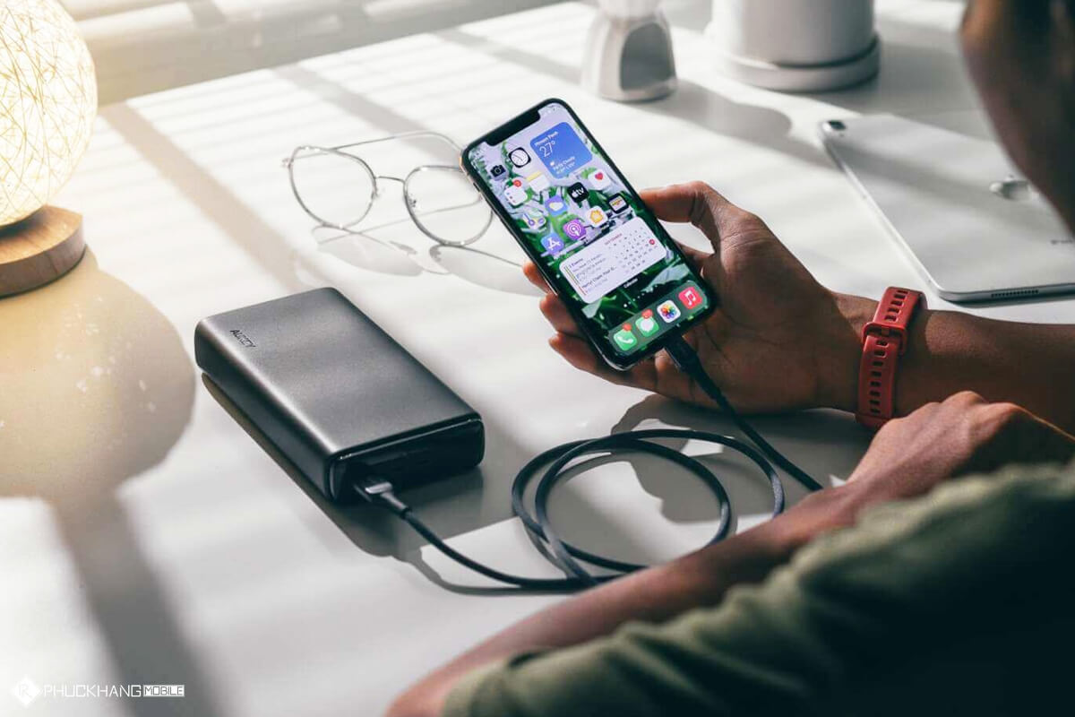 Vừa sạc vừa dùng có sao không