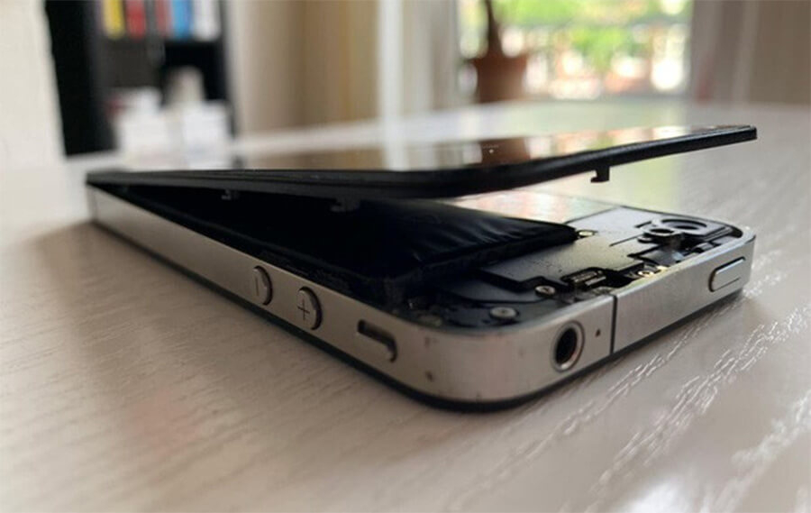 Vứt smartphone cũ không dùng trong tủ, tưởng chừng vô hại để rồi tá hỏa vì cái kết đáng sợ - Hình 1